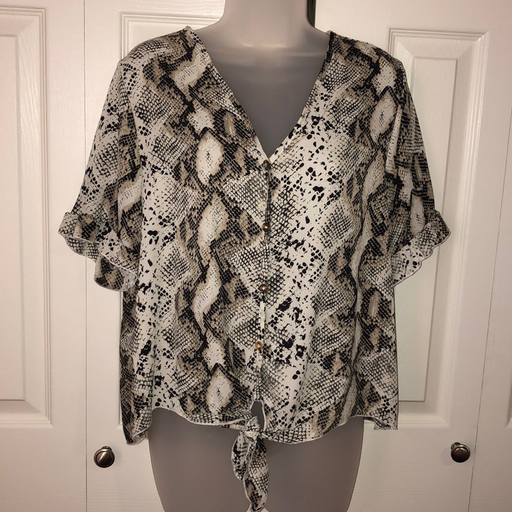 Short sleeve animal print top